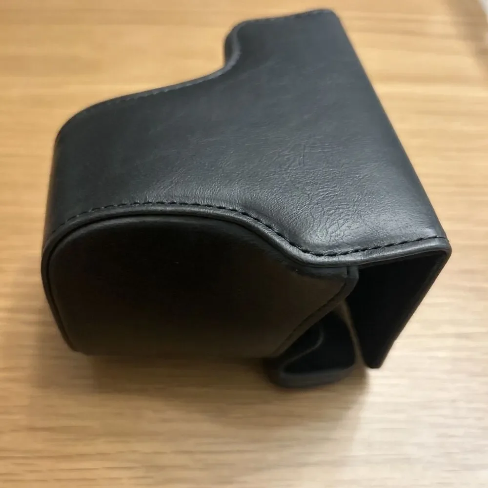 MegaGear Canon EOS M100, M200 (15-45mm) Ever Ready Leather Camera Case and Strap